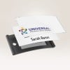 Das Bild zeigt eine Visitenkarte mit dem Namen Sarah Baron und dem Logo der Universal International Service Corporation, präsentiert in einem transparenten Halter.
