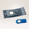 Das Bild zeigt ein schwarzes Gerät mit einem kreisförmigen Ausschnitt und einem Knopf, daneben eine blaue Komponente mit einem kreisförmigen Metallstück. Beide Gegenstände scheinen technikbezogen zu sein.