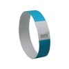 Das Bild zeigt ein blau-weißes Armband, das typischerweise zur Identifizierung bei Veranstaltungen oder Einrichtungen verwendet wird.