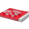 Das Bild zeigt einen Stapel roter Papiere mit mehreren gerollten Papierbändern, die mit Zahlen beschriftet sind. Das Papier ist in einem flachen Stapel angeordnet, wobei die Kanten sichtbar sind, was eine saubere, organisierte Präsentation zeigt.