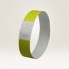 Das Bild zeigt ein grünes und weißes Armband mit einem Zickzack-Muster und einer aufgedruckten Nummer.