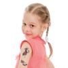 Ein junges Mädchen mit einem verspielten Lächeln, trägt ein pinkes Shirt und zeigt temporäre Tattoos auf ihrem Arm. Ein Tattoo zeigt eine Fee und ein anderes ein Einhorn.