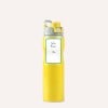 Eine gelbe Wasserflasche mit einem Etikett, auf dem der Name 'Julia Baer' und die Nummer '2b' steht.