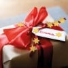 Das Bild zeigt ein schön verpacktes Geschenk mit einem roten Band und goldenen Sternverzierungen. Ein Anhänger mit dem Namen 'Emma' ist an dem Geschenk befestigt und verleiht ihm eine persönliche Note.