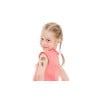 Ein junges Mädchen in einem rosa Hemd zeigt ihren Arm, der mit bunten temporären Tattoos mit Cartoon-Charakteren verziert ist.