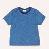 Das Bild zeigt ein kurzärmeliges blaues T-Shirt mit einem strukturierten Muster und einem kontrastierenden marineblauen Kragen. Es wird ohne Modell oder Hintergrund gezeigt, um das Design des Shirts zu betonen.