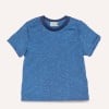 Das Bild zeigt ein blaues T-Shirt mit kurzen Ärmeln, einem strukturierten Design und einem marineblauen Kragen.