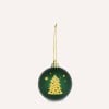 Das Bild zeigt eine grüne Weihnachtskugel mit einem Design aus einem Baum und Sternen in goldfarbenem Glitzer. Sie hat eine goldene Aufhängeschnur.