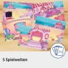 Das Bild zeigt mehrere bunte Illustrationen verschiedener Fantasieumgebungen, darunter skurrile Gebäude und Unterwasserszenen, die als Karten dargestellt sind. Die Farben sind überwiegend pastellfarben und schaffen eine verträumte Atmosphäre. Der Text "5 Spielwelten" weist darauf hin, dass fünf Spielwelten dargestellt sind.